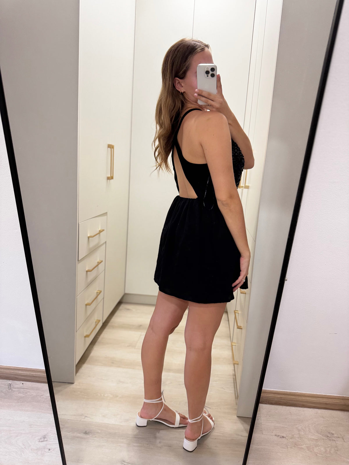 Black dress (V)