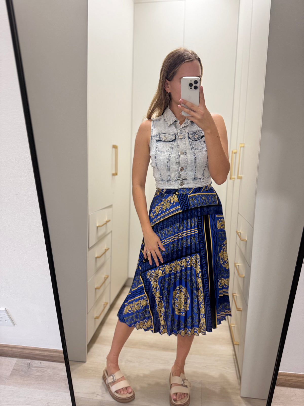 Blue skirt (V)