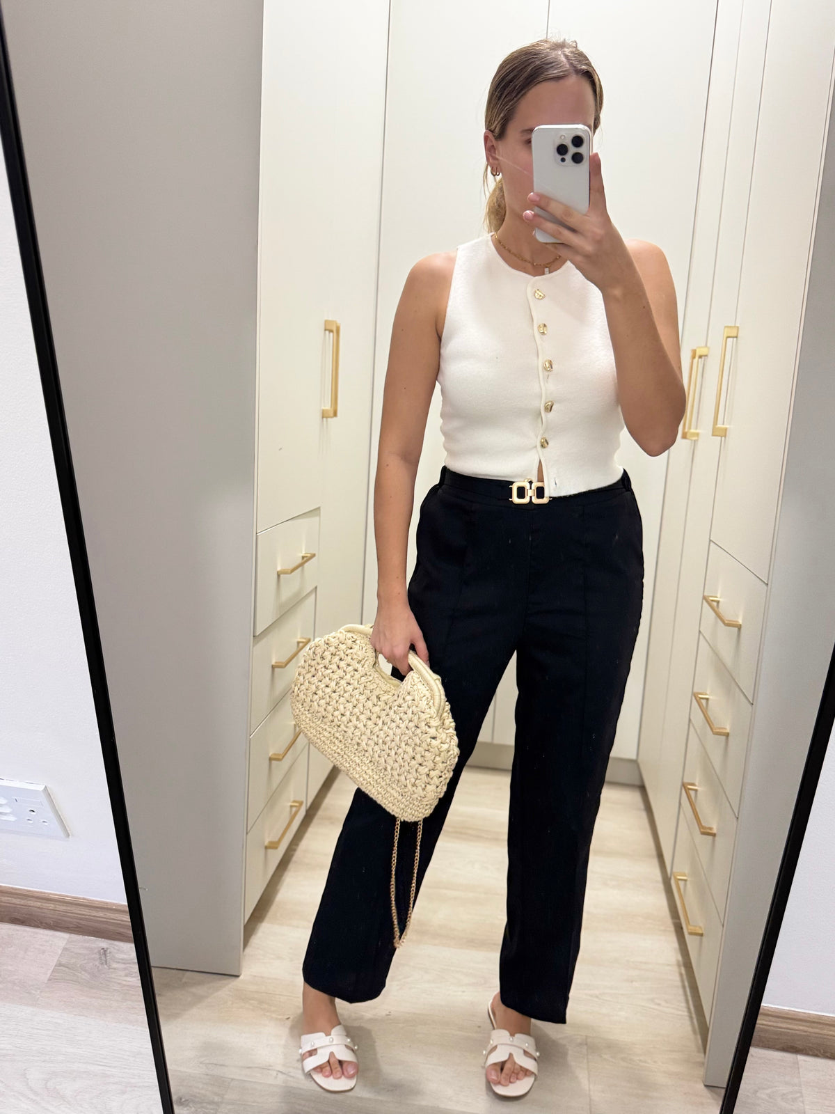Black pants (X)