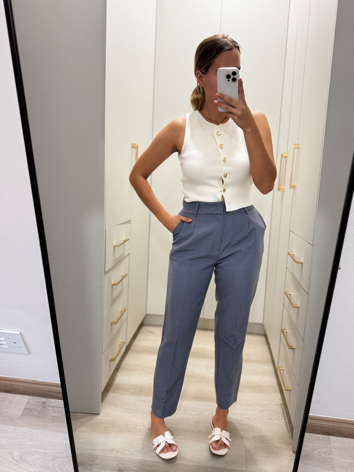 Grey pants (X)
