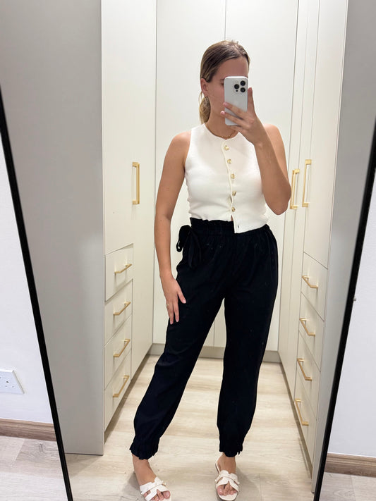 Black pants (X)