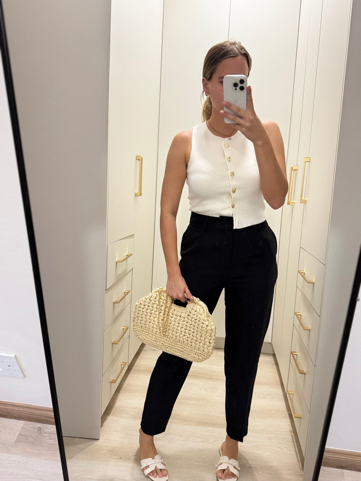 Black pants (X)