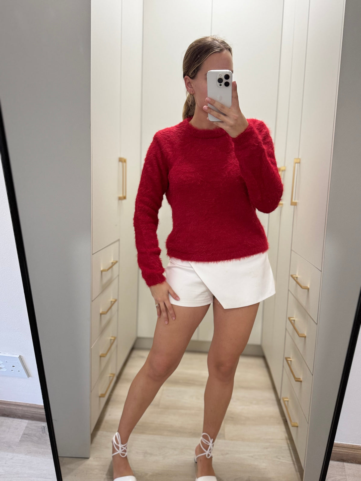 Red fluffy sweater (Z)